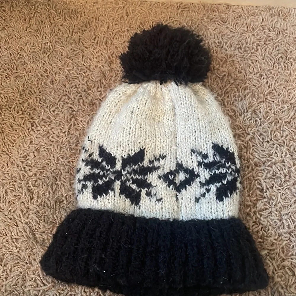 Free People Snowbird Pom Pom Beanie Hat Winter Snow Black Off White knit - Picture 3 of 4